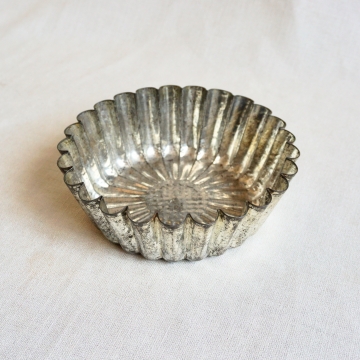 Vintage Metal Tin Fluted Pan Cake Bundt Jello Mold Farmhouse Kitchen