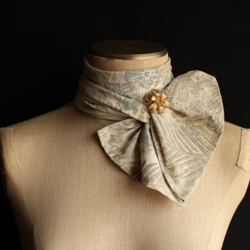 Vintage Gold-Tone Flower Brooch Wire & Rhinestones Pin 